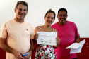 Vinte e sete moradores da Ponta da Pita, em Antonina, receberam nesta semana o certificado do curso de Internet Básica da Portos do Paraná. As aulas fazem parte do Programa de Educação Ambiental, promovido pela empresa pública junto às comunidades da área de abrangência portuária, como medida vinculada às obras de dragagem de manutenção dos portos de Paranaguá e Antonina. Foto: Pierpaolo Nota/Portos do Paraná