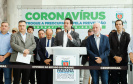 O Governo do Paraná apresentou nesta segunda-feira (16) as principais medidas adotadas para o enfrentamento da epidemia do coronavírus no Estado. Contidas em decreto assinado pelo governador Carlos Massa Ratinho Junior, as medidas reduzem as possibilidades de contato entre as pessoas para conter a propagação do vírus, determinam ações específicas no âmbito da saúde, ampliam a proteção a servidores incluídos em grupos de risco e fortalecem ações nas fronteiras e divisas.