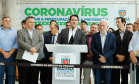 O Governo do Paraná apresentou nesta segunda-feira (16) as principais medidas adotadas para o enfrentamento da epidemia do coronavírus no Estado. Contidas em decreto assinado pelo governador Carlos Massa Ratinho Junior, as medidas reduzem as possibilidades de contato entre as pessoas para conter a propagação do vírus, determinam ações específicas no âmbito da saúde, ampliam a proteção a servidores incluídos em grupos de risco e fortalecem ações nas fronteiras e divisas.