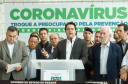 O Governo do Paraná apresentou nesta segunda-feira (16) as principais medidas adotadas para o enfrentamento da epidemia do coronavírus no Estado. Contidas em decreto assinado pelo governador Carlos Massa Ratinho Junior, as medidas reduzem as possibilidades de contato entre as pessoas para conter a propagação do vírus, determinam ações específicas no âmbito da saúde, ampliam a proteção a servidores incluídos em grupos de risco e fortalecem ações nas fronteiras e divisas.