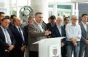 O Governo do Paraná apresentou nesta segunda-feira (16) as principais medidas adotadas para o enfrentamento da epidemia do coronavírus no Estado. Contidas em decreto assinado pelo governador Carlos Massa Ratinho Junior, as medidas reduzem as possibilidades de contato entre as pessoas para conter a propagação do vírus, determinam ações específicas no âmbito da saúde, ampliam a proteção a servidores incluídos em grupos de risco e fortalecem ações nas fronteiras e divisas.