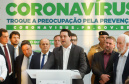 O Governo do Paraná apresentou nesta segunda-feira (16) as principais medidas adotadas para o enfrentamento da epidemia do coronavírus no Estado. Contidas em decreto assinado pelo governador Carlos Massa Ratinho Junior, as medidas reduzem as possibilidades de contato entre as pessoas para conter a propagação do vírus, determinam ações específicas no âmbito da saúde, ampliam a proteção a servidores incluídos em grupos de risco e fortalecem ações nas fronteiras e divisas.