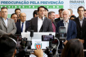 O Governo do Paraná apresentou nesta segunda-feira (16) as principais medidas adotadas para o enfrentamento da epidemia do coronavírus no Estado. Contidas em decreto assinado pelo governador Carlos Massa Ratinho Junior, as medidas reduzem as possibilidades de contato entre as pessoas para conter a propagação do vírus, determinam ações específicas no âmbito da saúde, ampliam a proteção a servidores incluídos em grupos de risco e fortalecem ações nas fronteiras e divisas.