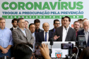 O Governo do Paraná apresentou nesta segunda-feira (16) as principais medidas adotadas para o enfrentamento da epidemia do coronavírus no Estado. Contidas em decreto assinado pelo governador Carlos Massa Ratinho Junior, as medidas reduzem as possibilidades de contato entre as pessoas para conter a propagação do vírus, determinam ações específicas no âmbito da saúde, ampliam a proteção a servidores incluídos em grupos de risco e fortalecem ações nas fronteiras e divisas.