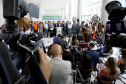 O Governo do Paraná apresentou nesta segunda-feira (16) as principais medidas adotadas para o enfrentamento da epidemia do coronavírus no Estado. Contidas em decreto assinado pelo governador Carlos Massa Ratinho Junior, as medidas reduzem as possibilidades de contato entre as pessoas para conter a propagação do vírus, determinam ações específicas no âmbito da saúde, ampliam a proteção a servidores incluídos em grupos de risco e fortalecem ações nas fronteiras e divisas.