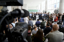 O Governo do Paraná apresentou nesta segunda-feira (16) as principais medidas adotadas para o enfrentamento da epidemia do coronavírus no Estado. Contidas em decreto assinado pelo governador Carlos Massa Ratinho Junior, as medidas reduzem as possibilidades de contato entre as pessoas para conter a propagação do vírus, determinam ações específicas no âmbito da saúde, ampliam a proteção a servidores incluídos em grupos de risco e fortalecem ações nas fronteiras e divisas.