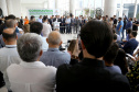 O Governo do Paraná apresentou nesta segunda-feira (16) as principais medidas adotadas para o enfrentamento da epidemia do coronavírus no Estado. Contidas em decreto assinado pelo governador Carlos Massa Ratinho Junior, as medidas reduzem as possibilidades de contato entre as pessoas para conter a propagação do vírus, determinam ações específicas no âmbito da saúde, ampliam a proteção a servidores incluídos em grupos de risco e fortalecem ações nas fronteiras e divisas.