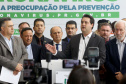 O Governo do Paraná apresentou nesta segunda-feira (16) as principais medidas adotadas para o enfrentamento da epidemia do coronavírus no Estado. Contidas em decreto assinado pelo governador Carlos Massa Ratinho Junior, as medidas reduzem as possibilidades de contato entre as pessoas para conter a propagação do vírus, determinam ações específicas no âmbito da saúde, ampliam a proteção a servidores incluídos em grupos de risco e fortalecem ações nas fronteiras e divisas.