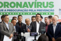 O Governo do Paraná apresentou nesta segunda-feira (16) as principais medidas adotadas para o enfrentamento da epidemia do coronavírus no Estado. Contidas em decreto assinado pelo governador Carlos Massa Ratinho Junior, as medidas reduzem as possibilidades de contato entre as pessoas para conter a propagação do vírus, determinam ações específicas no âmbito da saúde, ampliam a proteção a servidores incluídos em grupos de risco e fortalecem ações nas fronteiras e divisas.