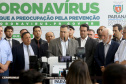 O Governo do Paraná apresentou nesta segunda-feira (16) as principais medidas adotadas para o enfrentamento da epidemia do coronavírus no Estado. Contidas em decreto assinado pelo governador Carlos Massa Ratinho Junior, as medidas reduzem as possibilidades de contato entre as pessoas para conter a propagação do vírus, determinam ações específicas no âmbito da saúde, ampliam a proteção a servidores incluídos em grupos de risco e fortalecem ações nas fronteiras e divisas.
