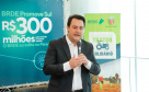 Projetos prioritários para o desenvolvimento do Estado contarão com recursos de R$ 300 milhões do Banco Regional de Desenvolvimento Econômico do Extremo Sul (BRDE). O governador Carlos Massa Ratinho Junior e o diretor de Operações da agência paranaense do BRDE, Wilson Bley Lipski, lançaram nesta terça-feira (17) o Promove Sul, um fundo rotativo permanente para o apoio de projetos em diversas áreas.