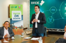 Projetos prioritários para o desenvolvimento do Estado contarão com recursos de R$ 300 milhões do Banco Regional de Desenvolvimento Econômico do Extremo Sul (BRDE). O governador Carlos Massa Ratinho Junior e o diretor de Operações da agência paranaense do BRDE, Wilson Bley Lipski, lançaram nesta terça-feira (17) o Promove Sul, um fundo rotativo permanente para o apoio de projetos em diversas áreas.
