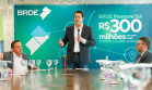 Projetos prioritários para o desenvolvimento do Estado contarão com recursos de R$ 300 milhões do Banco Regional de Desenvolvimento Econômico do Extremo Sul (BRDE). O governador Carlos Massa Ratinho Junior e o diretor de Operações da agência paranaense do BRDE, Wilson Bley Lipski, lançaram nesta terça-feira (17) o Promove Sul, um fundo rotativo permanente para o apoio de projetos em diversas áreas.