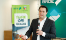 Projetos prioritários para o desenvolvimento do Estado contarão com recursos de R$ 300 milhões do Banco Regional de Desenvolvimento Econômico do Extremo Sul (BRDE). O governador Carlos Massa Ratinho Junior e o diretor de Operações da agência paranaense do BRDE, Wilson Bley Lipski, lançaram nesta terça-feira (17) o Promove Sul, um fundo rotativo permanente para o apoio de projetos em diversas áreas.