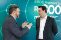 Projetos prioritários para o desenvolvimento do Estado contarão com recursos de R$ 300 milhões do Banco Regional de Desenvolvimento Econômico do Extremo Sul (BRDE). O governador Carlos Massa Ratinho Junior e o diretor de Operações da agência paranaense do BRDE, Wilson Bley Lipski, lançaram nesta terça-feira (17) o Promove Sul, um fundo rotativo permanente para o apoio de projetos em diversas áreas.