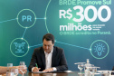 Projetos prioritários para o desenvolvimento do Estado contarão com recursos de R$ 300 milhões do Banco Regional de Desenvolvimento Econômico do Extremo Sul (BRDE). O governador Carlos Massa Ratinho Junior e o diretor de Operações da agência paranaense do BRDE, Wilson Bley Lipski, lançaram nesta terça-feira (17) o Promove Sul, um fundo rotativo permanente para o apoio de projetos em diversas áreas.