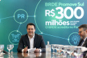 Projetos prioritários para o desenvolvimento do Estado contarão com recursos de R$ 300 milhões do Banco Regional de Desenvolvimento Econômico do Extremo Sul (BRDE). O governador Carlos Massa Ratinho Junior e o diretor de Operações da agência paranaense do BRDE, Wilson Bley Lipski, lançaram nesta terça-feira (17) o Promove Sul, um fundo rotativo permanente para o apoio de projetos em diversas áreas.