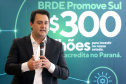 Projetos prioritários para o desenvolvimento do Estado contarão com recursos de R$ 300 milhões do Banco Regional de Desenvolvimento Econômico do Extremo Sul (BRDE). O governador Carlos Massa Ratinho Junior e o diretor de Operações da agência paranaense do BRDE, Wilson Bley Lipski, lançaram nesta terça-feira (17) o Promove Sul, um fundo rotativo permanente para o apoio de projetos em diversas áreas.