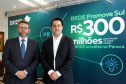 Projetos prioritários para o desenvolvimento do Estado contarão com recursos de R$ 300 milhões do Banco Regional de Desenvolvimento Econômico do Extremo Sul (BRDE). O governador Carlos Massa Ratinho Junior e o diretor de Operações da agência paranaense do BRDE, Wilson Bley Lipski, lançaram nesta terça-feira (17) o Promove Sul, um fundo rotativo permanente para o apoio de projetos em diversas áreas.