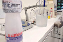 Universidades Estaduais aumentam produção de álcool em gel para combater a proliferação do novo Coronavírus
Foto: SETI