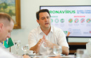O Governo do Estado está alinhando com as emissoras e meios de comunicação do Paraná a divulgação das notícias sobre o novo coronavírus. O governador Carlos Massa Ratinho Junior recebeu nesta sexta-feira (20) chefes de reportagem e proprietários de veículos para alinhar as informações e destacar a colaboração da imprensa no papel de manter a população bem informada sobre a evolução e as medidas de contenção do Covid-19.