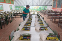 As escolas estaduais do Paraná já estão se organizando para realizar a primeira entrega dos alimentos que compõem a merenda escolar para estudantes inscritos no programa Bolsa Família e/ou em situação de vulnerabilidade, conforme o governador Carlos Massa Ratinho Junior determinou no Decereto 4.316/2020. São cerca de 230 mil alunos inscritos no programa no Paraná. Foto:SEED