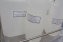 Professores e estudantes do curso de Farmácia, do Centro de Ciências da Saúde (CCS), estão transformando o álcool etílico hidratado a 92,8% em álcool 70%, para uso nas diferentes unidades do Hospital Universitário (HU/UEL), mantido pela Universidade. A produção deve reforçar o enfrentamento do novo coronavírus. Foto:Divulgação/UEL