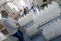 Professores e estudantes do curso de Farmácia, do Centro de Ciências da Saúde (CCS), estão transformando o álcool etílico hidratado a 92,8% em álcool 70%, para uso nas diferentes unidades do Hospital Universitário (HU/UEL), mantido pela Universidade. A produção deve reforçar o enfrentamento do novo coronavírus. Foto:Divulgação/UEL
