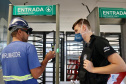 Equipes médicas foram contratadas e atuam 24 horas para fazer aferição de temperatura, orientação e triagem dos profissionais que descarregam cargas e atuam na atividade portuária. Há postos médicos e de enfermagem, 32 chuveiros, 60 pias e lava-pés com hipoclorito de sódio, entre outras iniciativas.Foto: Claudio Neves. Foto: Claudio Neves
Foto: Divulgação/APPA