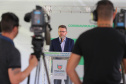 O Governador Carlos Massa Ratinho Junior em pronunciamento nesta sexta-feira (27/03),  para anunciar medidas econômicas que o Governo do Estado adota para estimular a atividade produtiva e reduzir os impactos causados pela pandemia do novo coronavírus na economia. Na foto, o diretor-administrativo da Agência Paraná do BRDE, Wilson Bley Lipski.  Curitiba, 27/03/2020 - Foto: Geraldo Bubniak/AEN