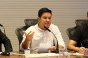 O Governador Carlos Massa Ratinho Junior em reunião por videoconferência neste sábado (28/03),   com prefeitos e secretarios de Estado para alinhamento das ações no combate a pandemia do novo coronavírus. Na foto, Guto Silva, chefe da Casa Civil do Paraná.  Curitiba, 28/03/2020 - Foto: Geraldo Bubniak/AEN