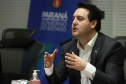 O governador Carlos Massa Ratinho Junior realizou reuniões por videoconferência neste sábado (28) e domingo (29) com 20 prefeitos das maiores cidades paranaenses. O objetivo foi reforçar a necessidade de aplicação das medidas que foram adotadas no Estado para a prevenção ao novo coronavírus, além de trocar experiências e alinhar as ações conjuntas de enfrentamento à Covid-19 no Paraná.