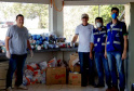 Servidores da Agência de Defesa Agropecuária do Paraná (Adapar) que atuam no Posto de Fiscalização do Trânsito Agropecuário de Santo Inácio, no Norte do Estado, começaram no sábado (28) uma mobilização para doar cestas básicas e lanches aos caminhoneiros. Foto: Adapar