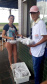 Servidores da Agência de Defesa Agropecuária do Paraná (Adapar) que atuam no Posto de Fiscalização do Trânsito Agropecuário de Santo Inácio, no Norte do Estado, começaram no sábado (28) uma mobilização para doar cestas básicas e lanches aos caminhoneiros. Foto: Adapar