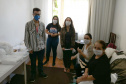 A Coordenação Estadual de Defesa Civil recebeu nesta sexta-feira (3) 1.000 máscaras de TNT. Elas serão usadas nas ações diárias do órgão, responsável por grande parte da logística de distribuição de donativos no Paraná. A entrega foi feita por voluntários da Associação Batista de Ação Social de Curitiba (Abasc) e a articulação foi realizada pela recém-criada Superintendência Geral de Ação Solidária. Foto: Divulgação
