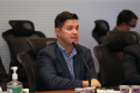 O Governador Carlos Massa Ratinho Junior em videoconferencia nesta terça-feira (07/04),  em reunião com Deputados Estaduais no Palácio Iguaçu. Na foto, o chefe da Casa Civil, Guto Silva.  Curitiba, 07/04/2020 - Foto: Geraldo Bubniak/AEN