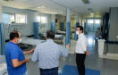 O governador Carlos Massa Ratinho Junior esteve nesta quinta-feira (9) no Hospital Regional do Norte Pioneiro, em Santo Antônio da Platina. A unidade é considerada estratégica no combate ao novo coronavírus e terá dez leitos de UTI e oito enfermarias já a partir da semana que vem.