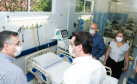 O governador Carlos Massa Ratinho Junior esteve nesta quinta-feira (9) no Hospital Regional do Norte Pioneiro, em Santo Antônio da Platina. A unidade é considerada estratégica no combate ao novo coronavírus e terá dez leitos de UTI e oito enfermarias já a partir da semana que vem.