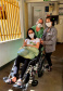 Quem se emociona por poder voltar para casa recuperada, depois de 20 dias de internamento por causa da Covid-19, é a dona de casa Lillian Marques Gontijo, de 33 anos. Ela recebeu alta do Hospital Universitário de Londrina, no Norte do Estado, na quinta-feira (9), com direito a comemoração por parte da equipe que cuidou dela no HU. 
.Foto: Divulgação/SESA
