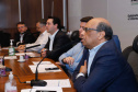 O governador Carlos Massa Ratinho Junior participou nesta segunda-feira (13) de uma videoconferência com os três senadores que representam o Estado no Congresso Federal, Álvaro Dias, Flávio Arns e Oriovisto Guimarães. O encontro foi pautado por questões econômicas e a necessidade de apoio ao projeto que pede o ressarcimento da União aos estados pelas perdas de arrecadação de ICMS e IPVA em razão da pandemia da Covid-19. Os dois tributos representam 78% da receita corrente líquida do Paraná.