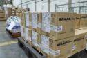 A Secretaria de Estado da Saúde iniciou nesta segunda-feira (13) o envio de mais 530 mil equipamentos de proteção individual (EPI’s) para as 22 Regionais de Saúde do Paraná. Os materiais incluem máscaras, luvas, tocas, aventais, óculos de proteção e álcool em gel.