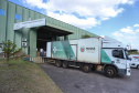 A Secretaria de Estado da Saúde iniciou nesta segunda-feira (13) o envio de mais 530 mil equipamentos de proteção individual (EPI’s) para as 22 Regionais de Saúde do Paraná. Os materiais incluem máscaras, luvas, tocas, aventais, óculos de proteção e álcool em gel.