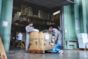 A Secretaria de Estado da Saúde iniciou nesta segunda-feira (13) o envio de mais 530 mil equipamentos de proteção individual (EPI’s) para as 22 Regionais de Saúde do Paraná. Os materiais incluem máscaras, luvas, tocas, aventais, óculos de proteção e álcool em gel.