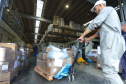 A Secretaria de Estado da Saúde iniciou nesta segunda-feira (13) o envio de mais 530 mil equipamentos de proteção individual (EPI’s) para as 22 Regionais de Saúde do Paraná. Os materiais incluem máscaras, luvas, tocas, aventais, óculos de proteção e álcool em gel.