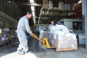 A Secretaria de Estado da Saúde iniciou nesta segunda-feira (13) o envio de mais 530 mil equipamentos de proteção individual (EPI’s) para as 22 Regionais de Saúde do Paraná. Os materiais incluem máscaras, luvas, tocas, aventais, óculos de proteção e álcool em gel.