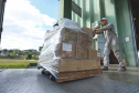 A Secretaria de Estado da Saúde iniciou nesta segunda-feira (13) o envio de mais 530 mil equipamentos de proteção individual (EPI’s) para as 22 Regionais de Saúde do Paraná. Os materiais incluem máscaras, luvas, tocas, aventais, óculos de proteção e álcool em gel.