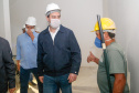 O governador Carlos Massa Ratinho Junior vistoriou nesta terça-feira (14) as obras do novo Hospital Regional de Guarapuava, na Região Central do Estado. Uma ala do complexo médico teve a construção antecipada para que possa ser direcionada exclusivamente para o tratamento do coronavírus. A previsão é que fique pronta em até 45 dias