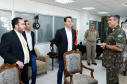 O governador Carlos Massa Ratinho Junior esteve nesta quinta-feira (16) na 5ª Divisão do Exército Brasileiro, em Curitiba. Ele foi recebido pelo comandante da 5ª Divisão, general Carlos José Russo Assumpção Penteado, e pelo comandante da 5ª Região Militar, general Claudio Senko Penkal. A unidade é responsável por Paraná e Santa Catarina.