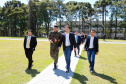 O governador Carlos Massa Ratinho Junior esteve nesta quinta-feira (16) na 5ª Divisão do Exército Brasileiro, em Curitiba. Ele foi recebido pelo comandante da 5ª Divisão, general Carlos José Russo Assumpção Penteado, e pelo comandante da 5ª Região Militar, general Claudio Senko Penkal. A unidade é responsável por Paraná e Santa Catarina.