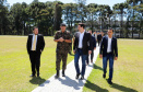 O governador Carlos Massa Ratinho Junior esteve nesta quinta-feira (16) na 5ª Divisão do Exército Brasileiro, em Curitiba. Ele foi recebido pelo comandante da 5ª Divisão, general Carlos José Russo Assumpção Penteado, e pelo comandante da 5ª Região Militar, general Claudio Senko Penkal. A unidade é responsável por Paraná e Santa Catarina.